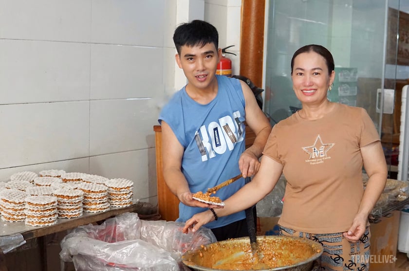 Vợ chồng anh Hà Danh làm nghề sản xuất kẹo cu đơ từ năm 1998, đến nay đã gần 25 năm