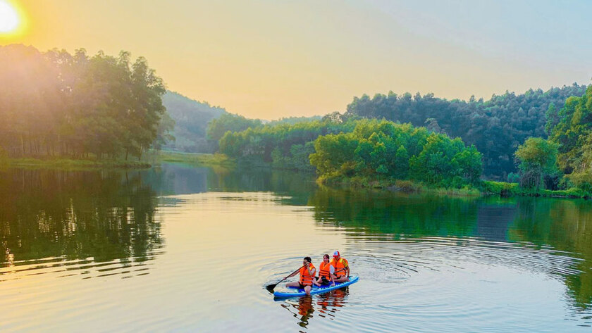 Với lợi thế về cảnh quan, hằng năm, hồ Ghềnh Chè thu hút hàng nghìn lượt khách du lịch đến tham quan, trải nghiệm.