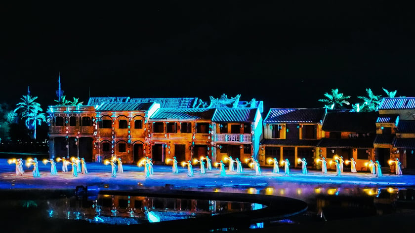 Chương trình được thực hiện trên sân khấu 25.000 m2, sân khấu ngoài trời lớn nhất Việt Nam, với bối cảnh tự nhiên của một hòn đảo giữa sông Thu Bồn.