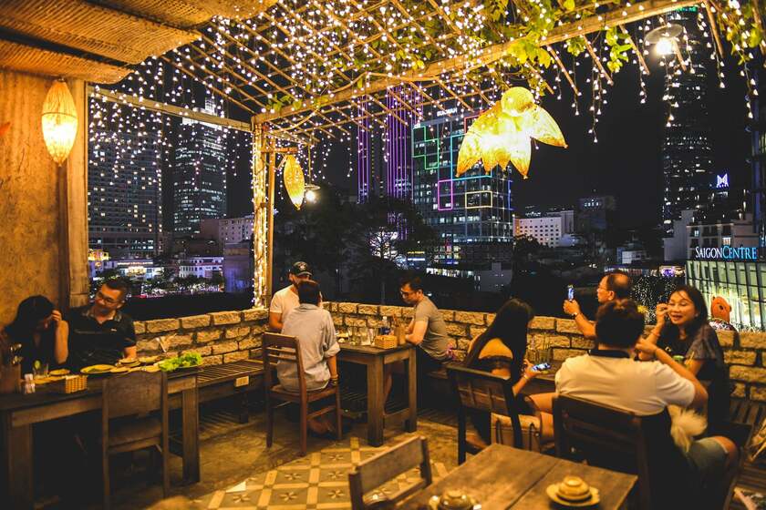 Một bữa cơm nhà yên ả trên tầng thượng, ngắm nhìn Sài Gòn lung linh về đêm