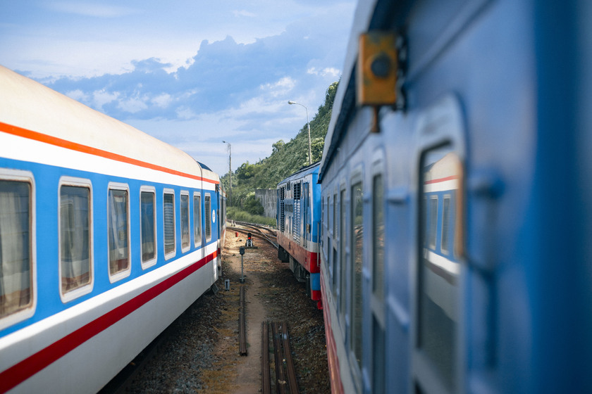 Hình ảnh đoàn tàu với tông màu xanh - đỏ chạy rầm rập trên đường ray uốn lượn, vang lên những tiếng xình xịch khiến hành khách như lạc vào một bộ phim đầy hoài niệm