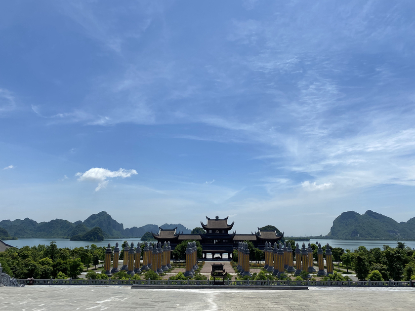 Quần thể chùa Tam Chúc gây ấn tượng mạnh cho du khách ghé thăm.