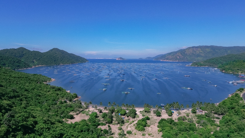 Biển Phú Yên xanh ngắt một màu, hút hồn bao du khách gần xa
