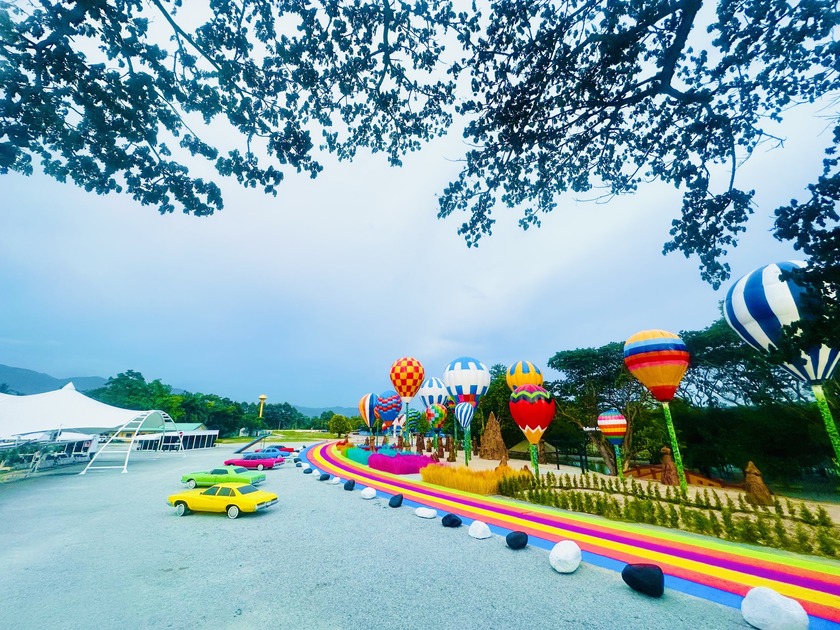 Tha hồ sống ảo với những chiếc xe cổ sang chảnh dưới bầu trời khinh khí cầu màu sắc