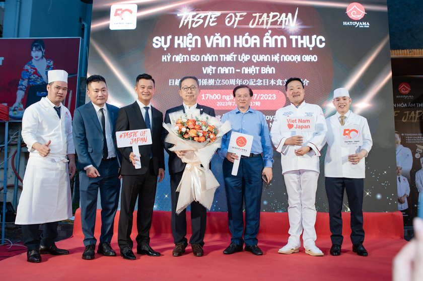 Các vị khách quý và những người làm nên sự kiện giao lưu văn hóa, ẩm thực “Taste of Japan” nhân kỷ niệm 50 năm thiết lập quan hệ ngoại giao hai nước Việt Nam – Nhật Bản .
