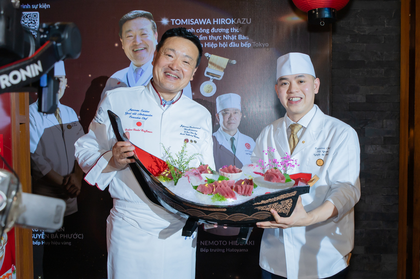 Đại sứ văn hóa ẩm thực Nhật Bản Tomisawa Hirokazu và Đầu bếp Huy hiệu vàng Fuku Nguyễn – học trò của ông.