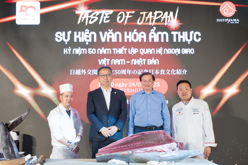 Đại sứ Yamada Takio - Đại sứ đặc mệnh toàn quyền Nhật Bản tại Việt Nam và Tiến sĩ Tạ Quang Đông, Thứ trưởng Bộ Văn hóa Thể thao và Du lịch cùng chứng kiến lễ hội xẻ cá ngừ vây xanh khổng lồ .
