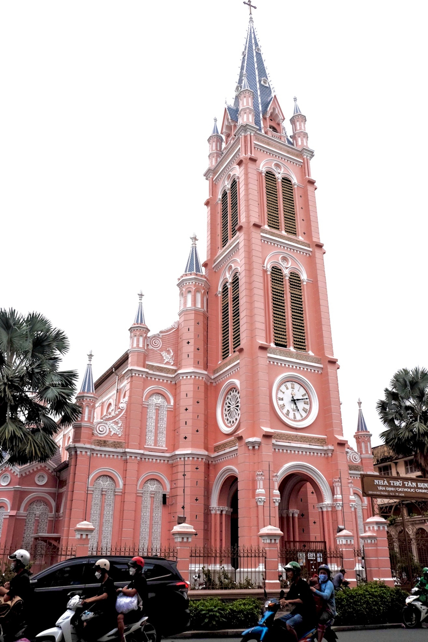 Nhà thờ Tân Định nổi bật giữa phố Sài thành từ lâu đã trở thành một địa điểm du lịch tôn giáo không thể bỏ qua.