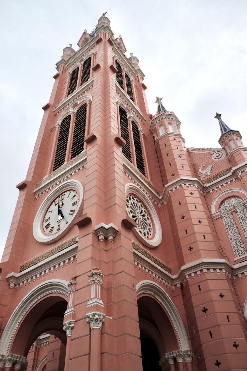 Tháp chính cao vút với biểu tượng thánh giá đặc trưng của mọi kiến trúc Thiên Chúa giáo.