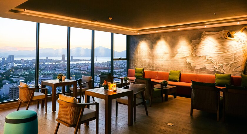 Ciela Skybar and Dining còn là địa điểm lý tưởng tổ chức các sự kiện với tầm nhìn tuyệt đẹp ra đường chân trời của thành phố