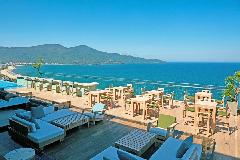 Ciela Skybar and Dining nằm trên tầng cao nhất của khách sạn, ngắm toàn cảnh ra biển Mỹ Khê, Đà Nẵng