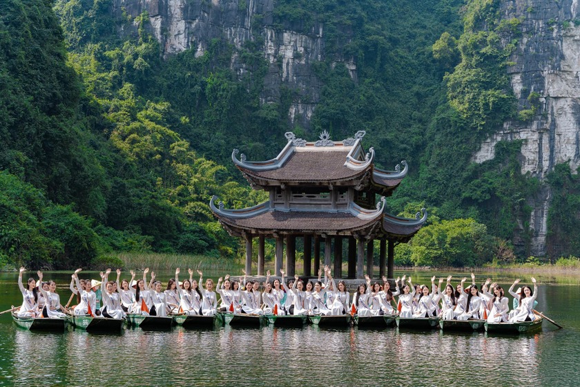 Các thí sinh đến thăm những di tích thắng cảnh lịch sử để có cái nhìn rộng hơn về cảnh đẹp Việt Nam