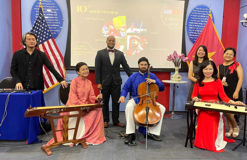 Nghệ sĩ đàn cello người Mỹ Bryan Charles Wilson (áo xanh) cùng các nghệ sĩ Việt Nam biểu diễn đêm nhạc nhân kỷ niệm 10 năm quan hệ Đối tác toàn diện Việt Nam - Mỹ của Đại sứ quán Mỹ tại Hà Nội vào tối 26/7 vừa qua