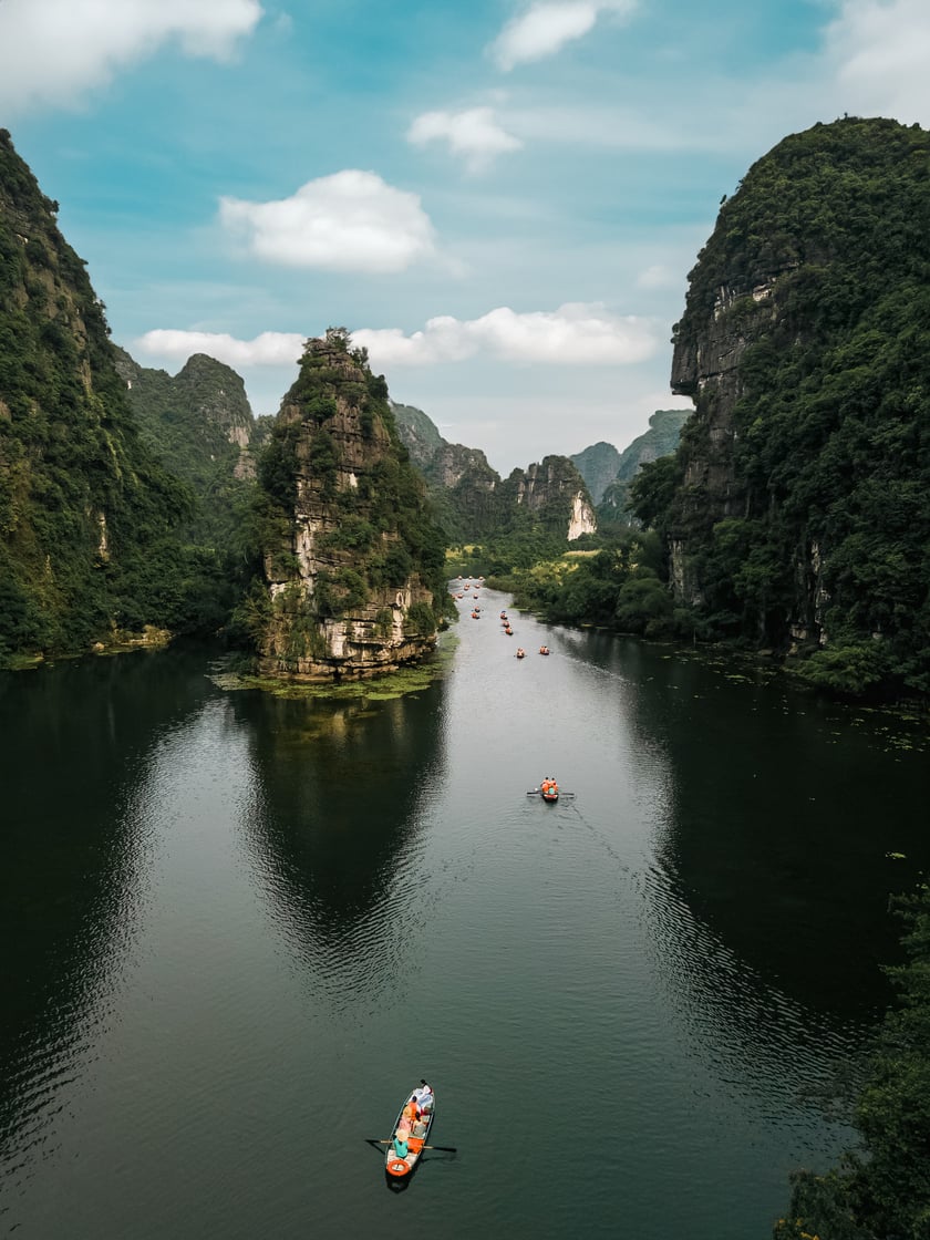 Ngồi trên thuyền lênh đênh giữa dòng sông Sào Khê, thu vào mắt cảnh sắc tuyệt đẹp của Tràng An non xanh nước biếc
