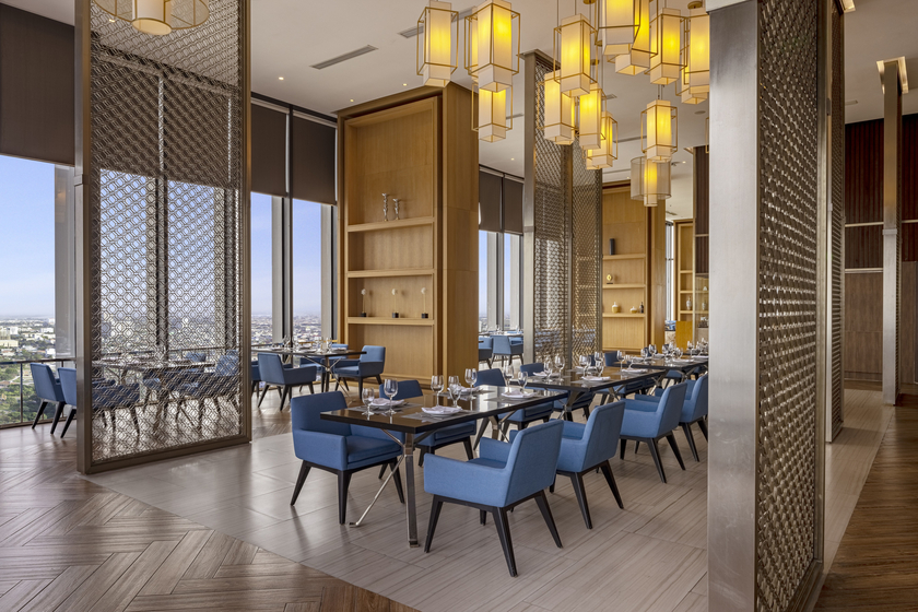 Các cặp đôi có thể lựa chọn tổ chức tiệc cầu hôn riêng tự tại Alma, nhà hàng fine - dining tọa lạc trên tầng 34 tại khách sạn với tầm nhìn ngoạn mục toàn phố Thanh Hóa.