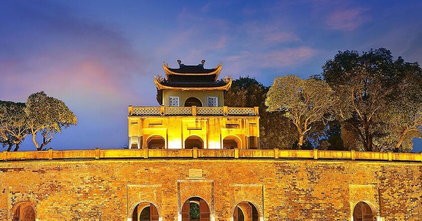 Tour khám phá Hoàng thành Thăng Long về đêm mang đến nhiều trải nghiệm mới mẻ cho du khách. 