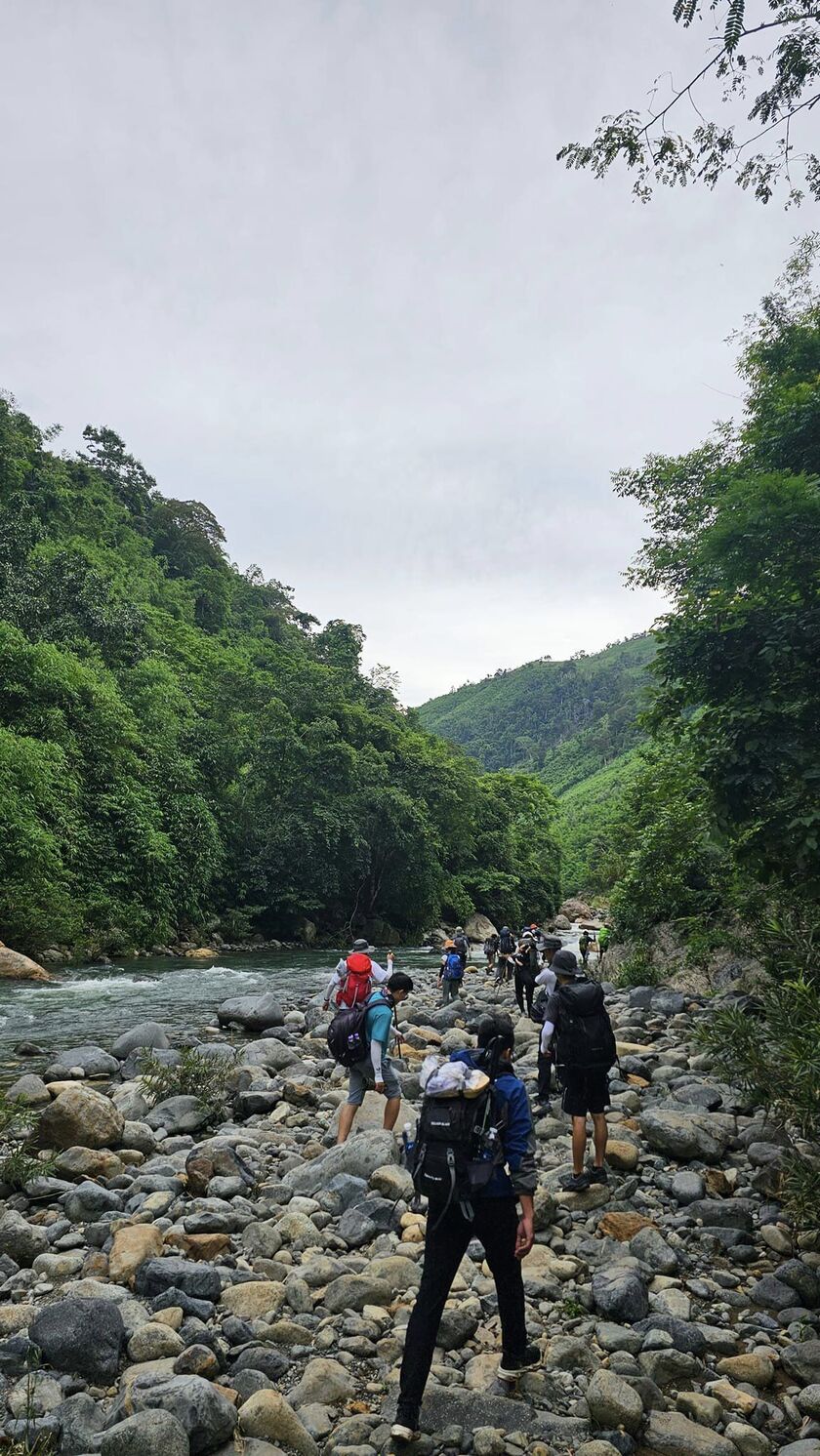 Băng qua những chặng đường rừng núi hiểm trở, lội qua nhiều dòng suối trong xanh, đoàn du lịch dừng chân tại khu vực cắm trại