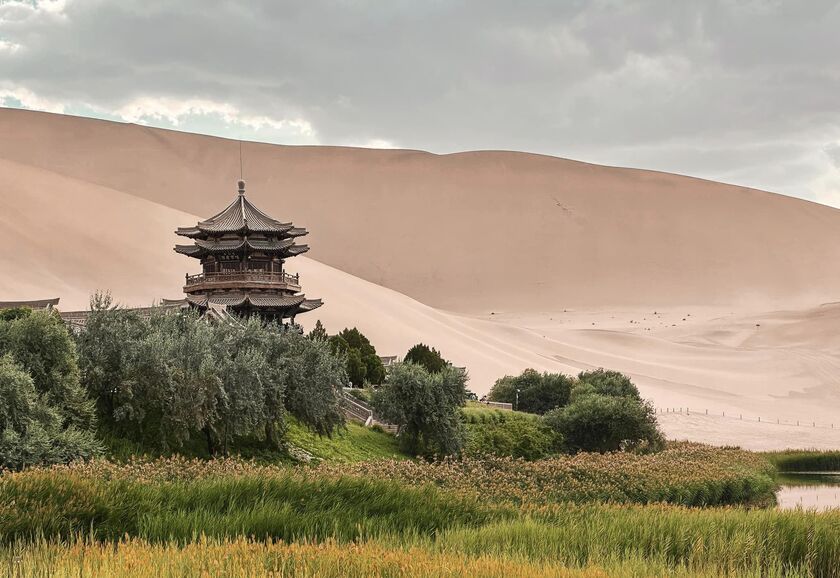 Vẻ đẹp của Đôn Hoàng được miêu tả như một vùng đất thần tiên giữa sa mạc khô cằn