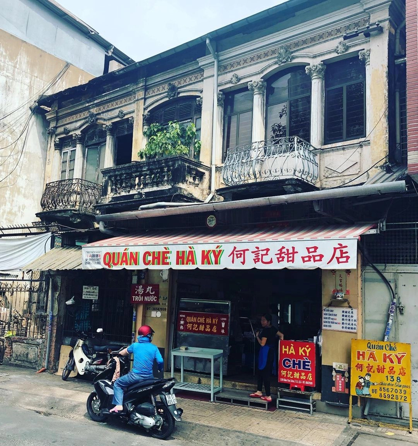 Từ hàng chè nhỏ với vài món đơn giản, quán chè Hà Ký qua ba thập kỷ đã phát triển thành một cửa tiệm nổi tiếng ở khu Chợ Lớn, gắn với ký ức của không ít người Sài Gòn 