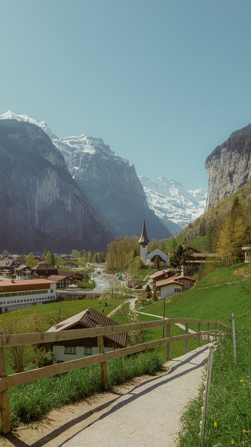 Khi nắng lên, những ngôi làng tại Thụy Sĩ càng trở nên mê đắm.