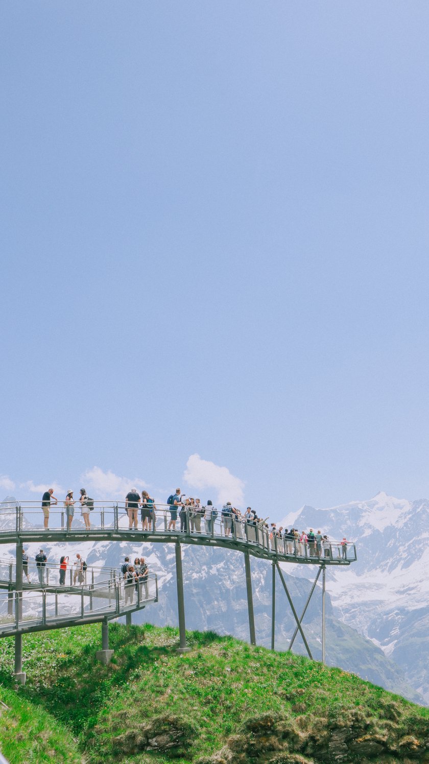 Bạn nên đặt vé trước cho các hoạt động trải nghiệm tại Grindelwald vì rất đông khách du lịch.