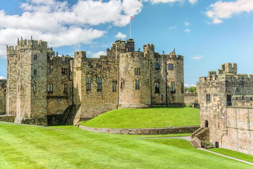 Lâu đài Alnwick được lấy làm hình mẫu cho trường phù thủy Hogwarts nổi tiếng.