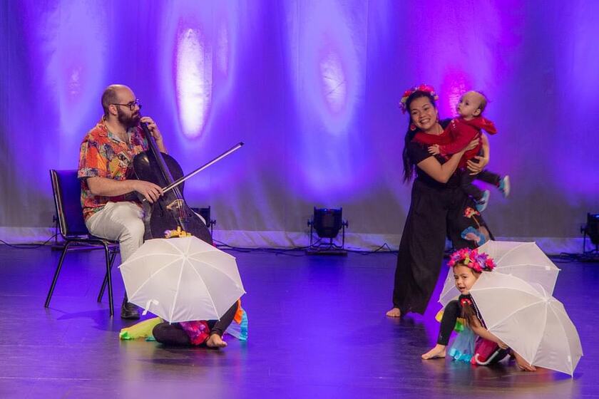 Gia đình nghệ sỹ Bryan Charles Wilson và Bùi Tuyết Minh trong vở múa “dancing flowers“ trong lễ hội mùa Xuân 2023 tại New Jersey, Hoa Kỳ