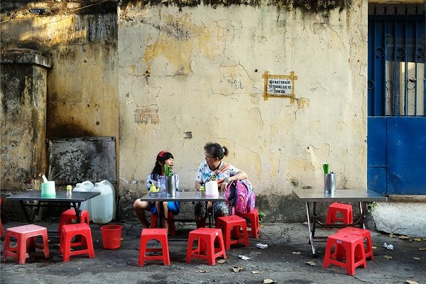 Một Sài Gòn dung dị qua những chiếc ghế nhựa bên vỉa hè