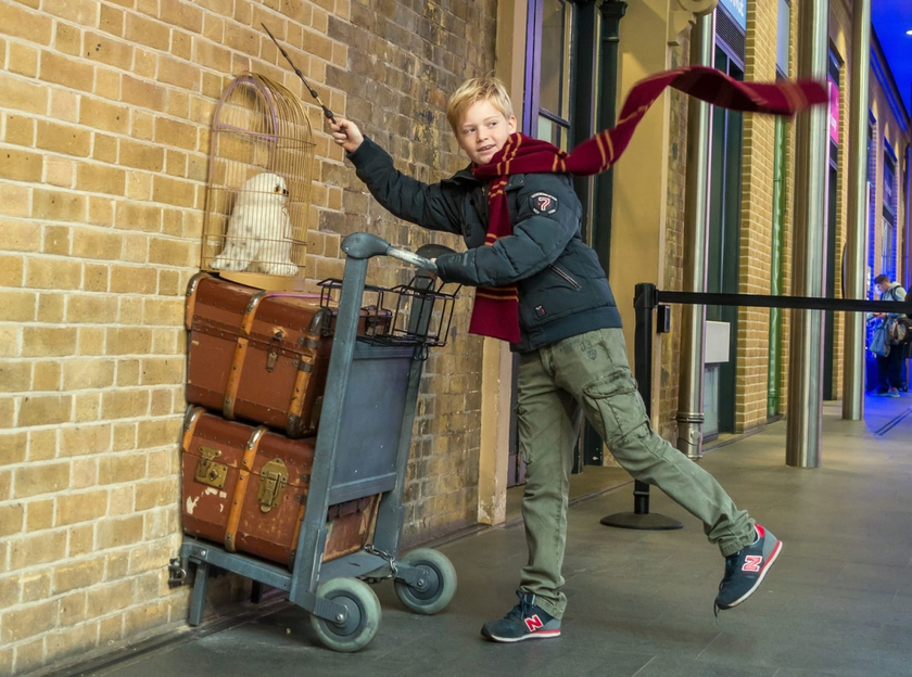 Sân gia 9 ¾ nơi Harry và các bạn của mình đứng đợi tàu đến trường Hogwarts.