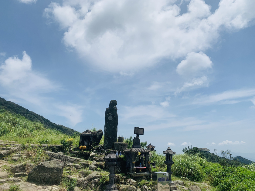 Dừng chân tại tượng An Kỳ Sinh trên đường lên đỉnh Yên Tử.