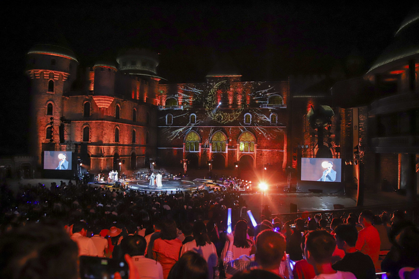 Live concert “Love Songs - Love Vietnam” của ca sĩ Hồ Ngọc Hà diễn ra tại Quảng trường Ánh Trăng - Bà Nà Hills (Đà Nẵng), công trình kiến trúc mang phong cách châu Âu cổ điển.
