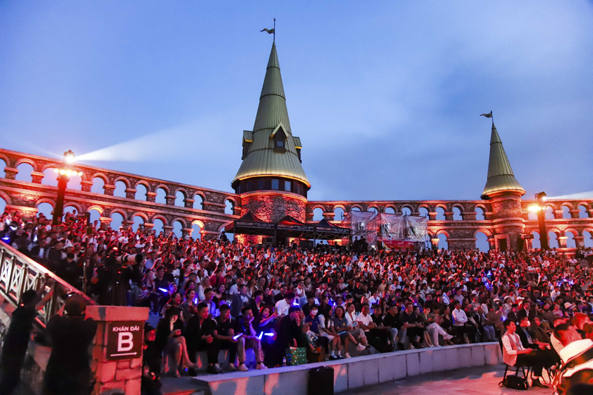 Đêm khai mạc và đêm chung kết DIFF 2023 diễn ra vào tháng 6 và tháng 7/2023 được xem là những bữa đại tiệc âm thanh, ánh sáng và âm nhạc bên sông Hàn, thu hút rất đông người dân và du khách.