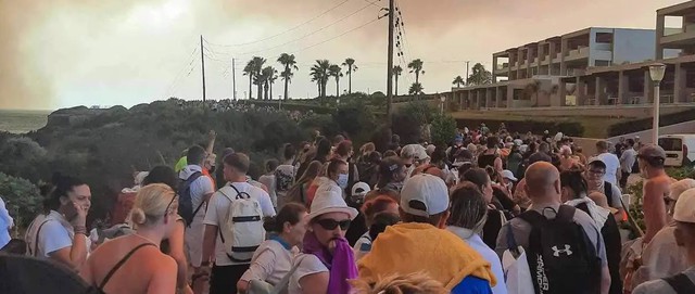 Một vụ cháy rừng ở Rhodes đã vượt khỏi tầm kiểm soát vào tháng 7, khiến việc sơ tán khẩn cấp du khách khỏi hòn đảo của Hy Lạp là cần thiết. Ảnh: AFP