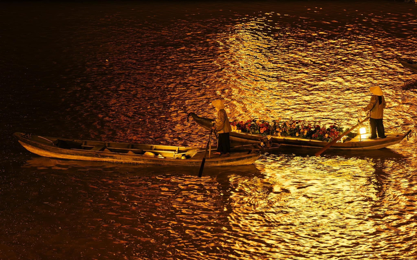 Trung cảnh của show diễn là dòng sông Sài Gòn.