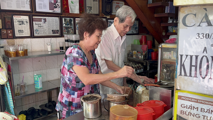 Bà Phạm Ngọc Tuyết vẫn thường xuyên pha cà phê vào mỗi buổi chiều.