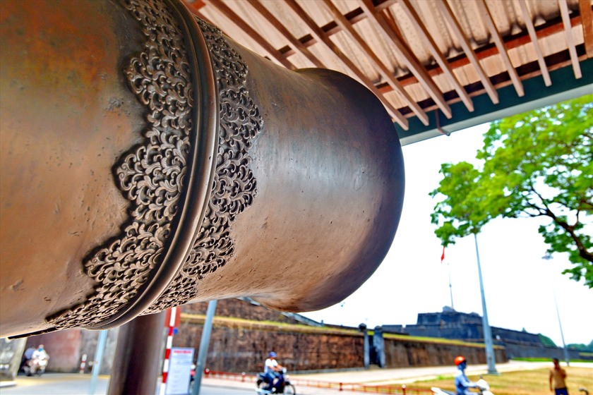 Hoa văn tinh xảo trên nòng một trong số những khẩu đại bác trong bộ Bảo vật Quốc gia Cửu vị thần công đặt trước cửa Ngọ Môn, Huế