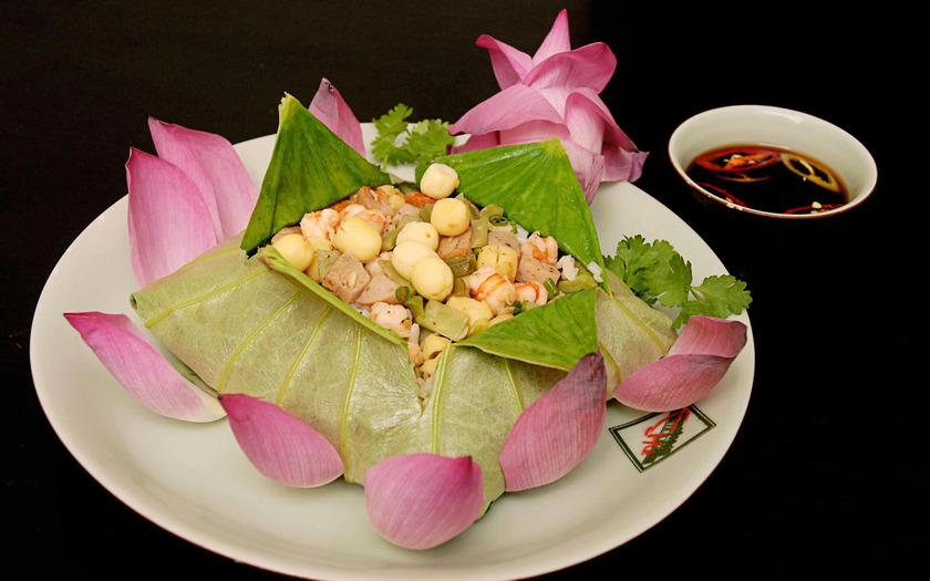 Thành viên Câu lạc bộ Bếp trẻ TP Hồ Chí Minh chế biến món ăn từ sen tại Lễ hội Sen Đồng Tháp lần thứ I - năm 2022.