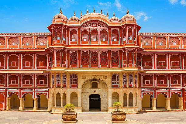 Một công trình kiến trúc với màu hồng đặc trưng của thành phố Jaipur
