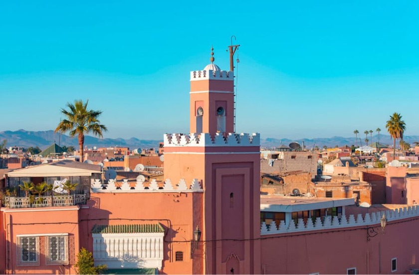 Hiếm có nơi nào màu đỏ lại ngập tràn như ở Marrakech, nhà cửa, tường thành kể cả nền ngõ phố cũng được sơn hồng hoặc đỏ