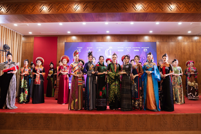 Mở màn là phần trình diễn trang phục áo dài của Top 35 thí sinh do Nghệ nhân – NTK áo dài Lan Hương.