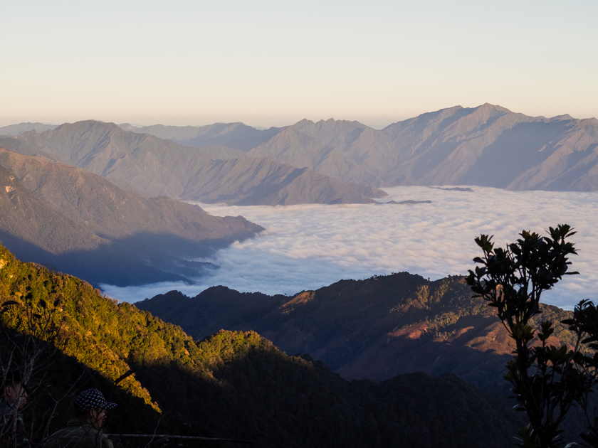 Khi đứng trên đỉnh Sa Mu nhìn xuống, du khách sẽ được chiêm ngưỡng biển mây bay bồng bềnh, lãng đãng tạo nên khung cảnh huyền ảo, thơ mộng.