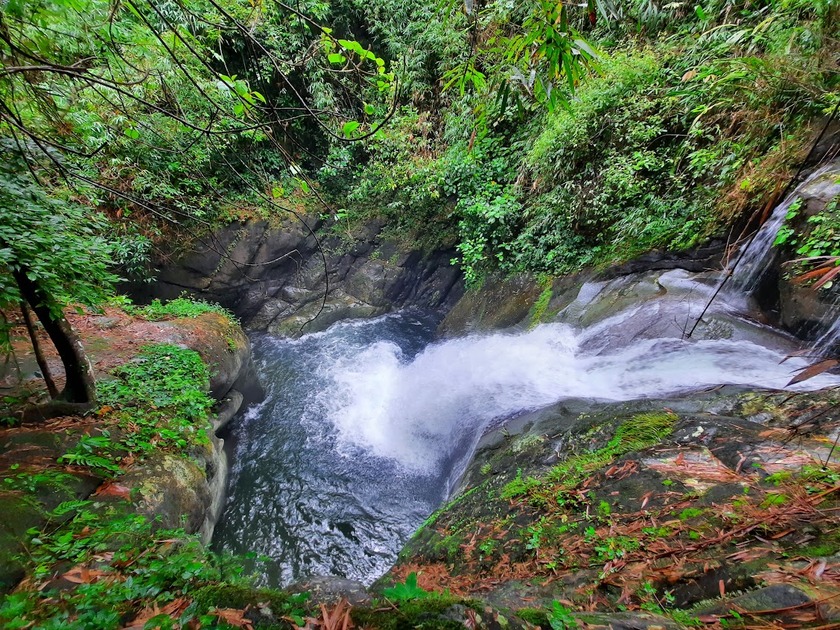 Suối Cửa Tử gồm 7 con thác, chảy len lỏi qua những vách đá, sườn núi, được che chắn bởi những tán cổ thụ rộng lớn.