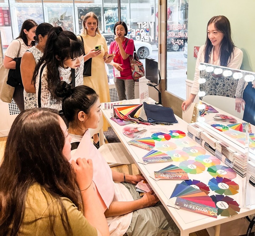Khách trải nghiệm dịch vụ phân tích màu sắc cá nhân tại một gian hàng của Hàn Quốc giữa Trung tâm Rockefeller, New York, Mỹ. Hàn Quốc đang chứng kiến sự tăng trưởng đáng kinh ngạc trong ngành du lịch nhờ trào lưu “màu sắc cá nhân”. Ảnh: Seklab