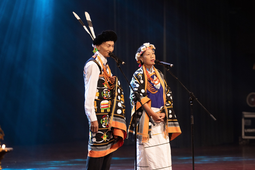 Đến từ thành phố Kohima, bang Nagaland, Tetseo Sisters là một nhóm nhạc mang phong cách Âm nhạc dân gian kết hợp.