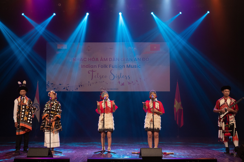 Khoác trên mình trang phục Naga truyền thống, Tetseo Sisters đã trình bày các tiết mục mang đậm màu sắc dân gian, đặc trưng của văn hóa Ấn Độ.