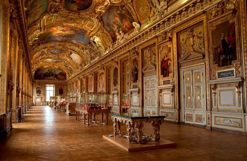 Là một trong những bảo tàng lớn nhất và quan trọng nhất của thế giới, Bảo tàng Louvre trải dài ở 3 dãy nhà thuộc Cung điện Louvre rộng lớn