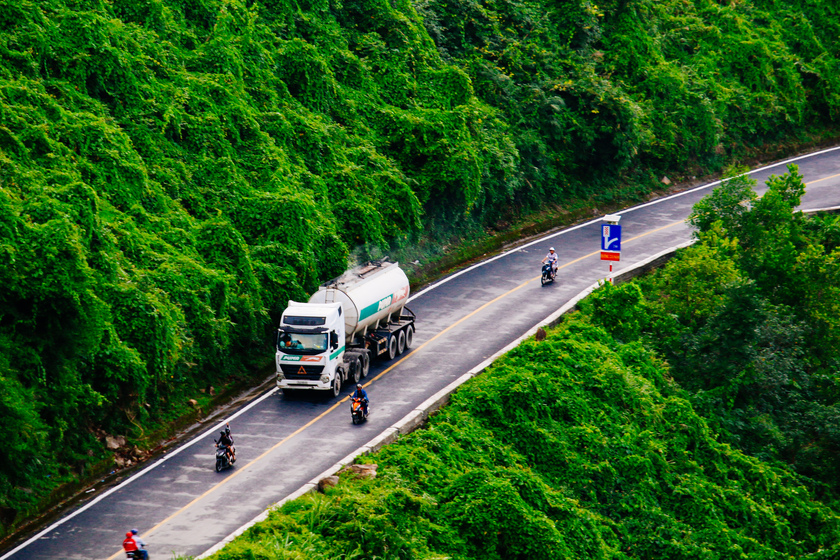 Anh Khánh gợi ý vì đèo Hải Vân nằm trên trục đường quốc lộ nên có thể lựa chọn hình thức di chuyển bằng ô tô, xe máy, xe đạp…