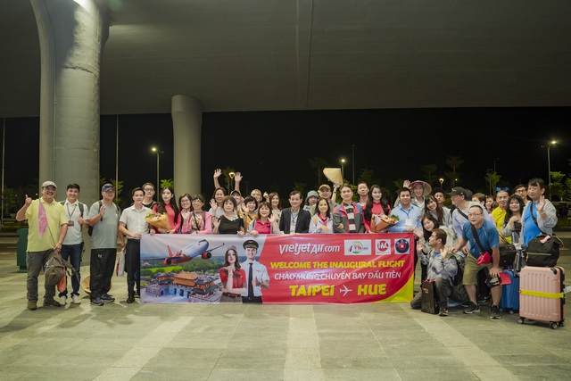 Các hành khách chụp ảnh lưu niệm tại Nhà ga hành khách T2 – Cảng hàng không Quốc tế Phú Bài.