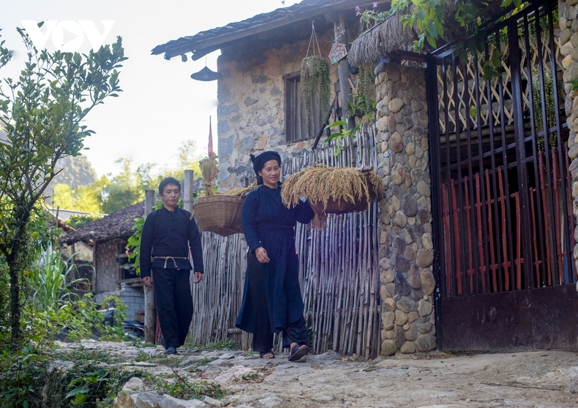 Hầu hết, người dân sinh sống ở làng Khuổi Ky đều là người Tày. Ngôi làng hiện có tất cả 14 hộ dân và ở trong các căn nhà sàn làm bằng đá