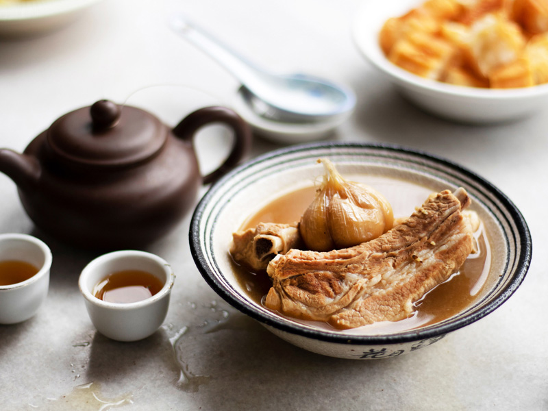 Bak Kut Teh, hay còn gọi là trà xương heo/súp sườn heo, là một món ăn nổi tiếng tại Singapore và Malaysia có nguồn gốc từ Trung Quốc.